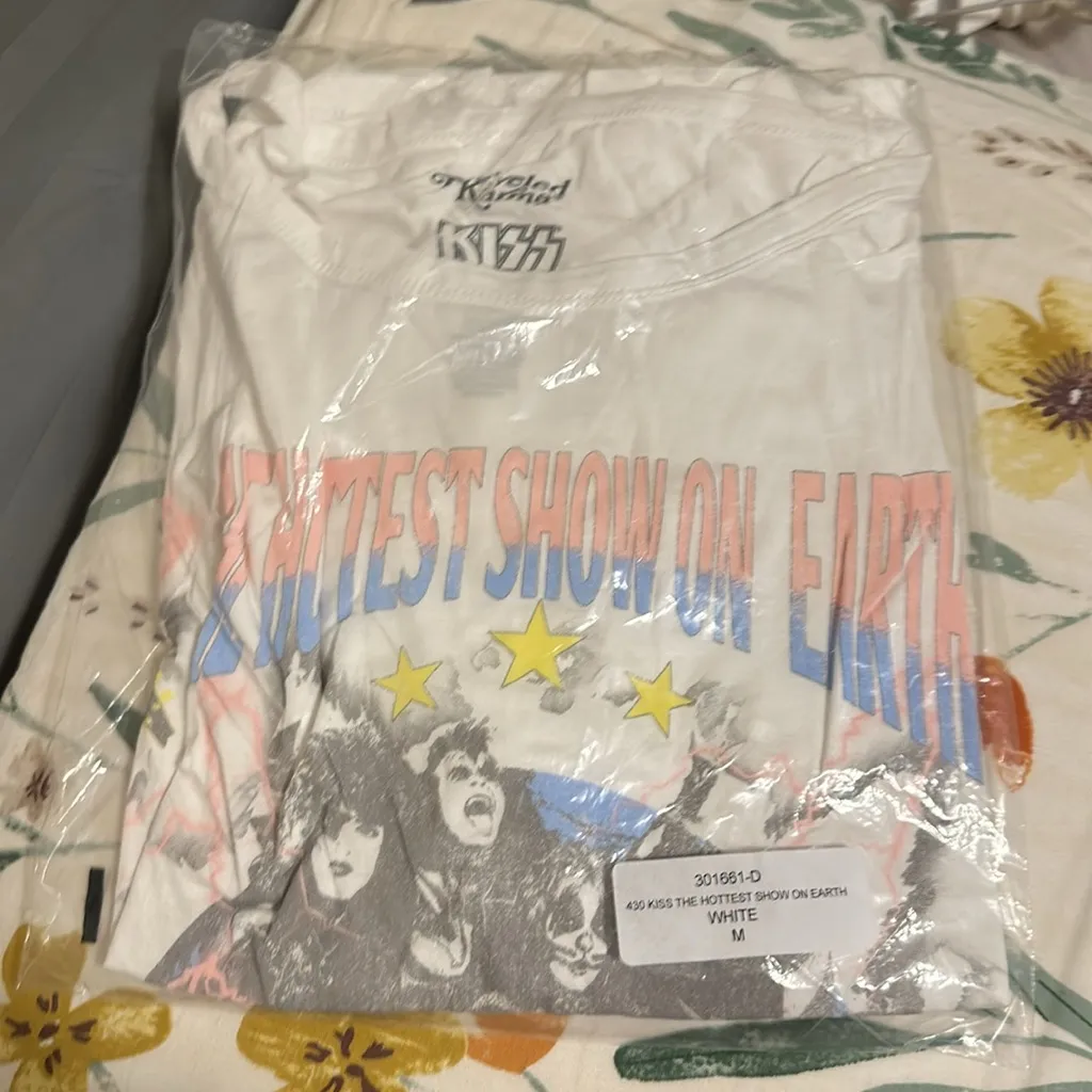 NWT KISS THE HOTTEST SHOW ON EARTH COLD SHOULDER BAND TEE - Image 3