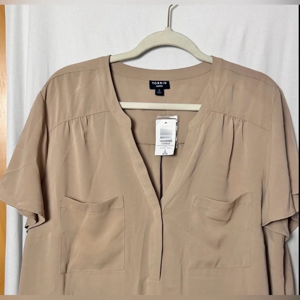 NWT Torrid Harper Studio Stucco Flutter Sleeve Top Size 2(18/20) - Image 2