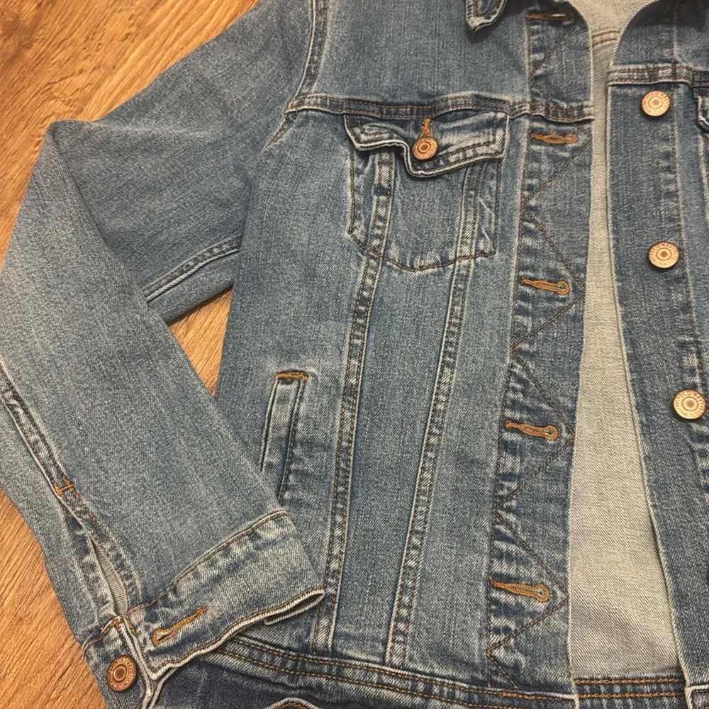 Old Navy Medium Blue Jean Denim Jacket Long Sleeves Classic Pockets Button-Up - Image 3