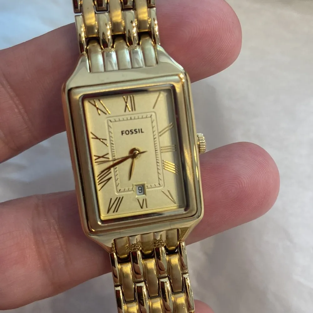 Fossil Gold-Tone Watch with Box brand new have very long bracelet - Image 4