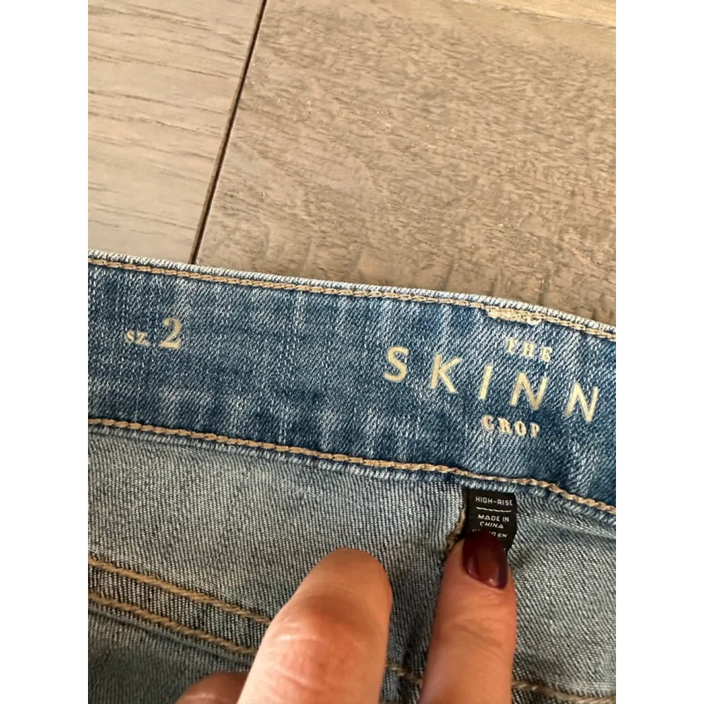 Women's White House Black Market Light Wash Distressed Skinny Jeans Size 2 - Image 4