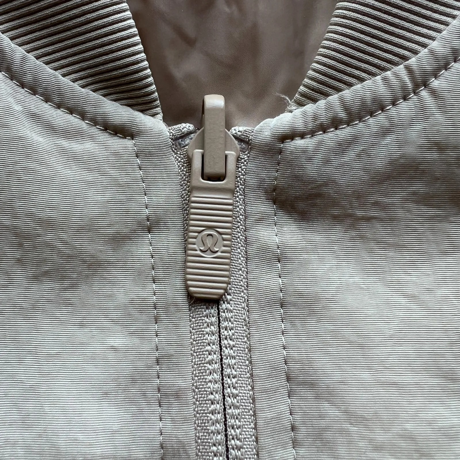 Lululemon Size 4‎ Non Stop Bomber Jacket Reversible Tan Quilted Lightweight Coat - Image 10