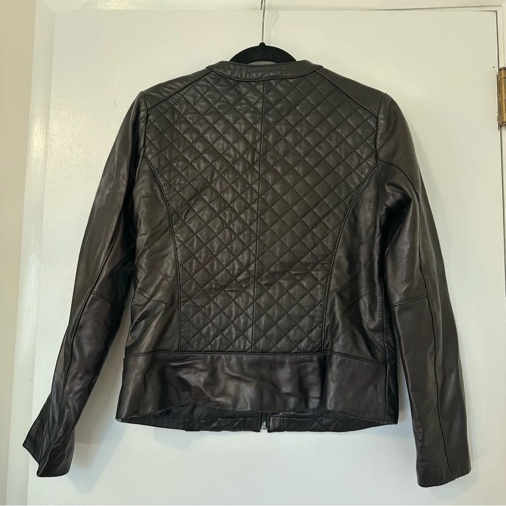 J. McLaughlin Women’s Zip Front Quilted Leather Jacket Size Medium Black - Image 2
