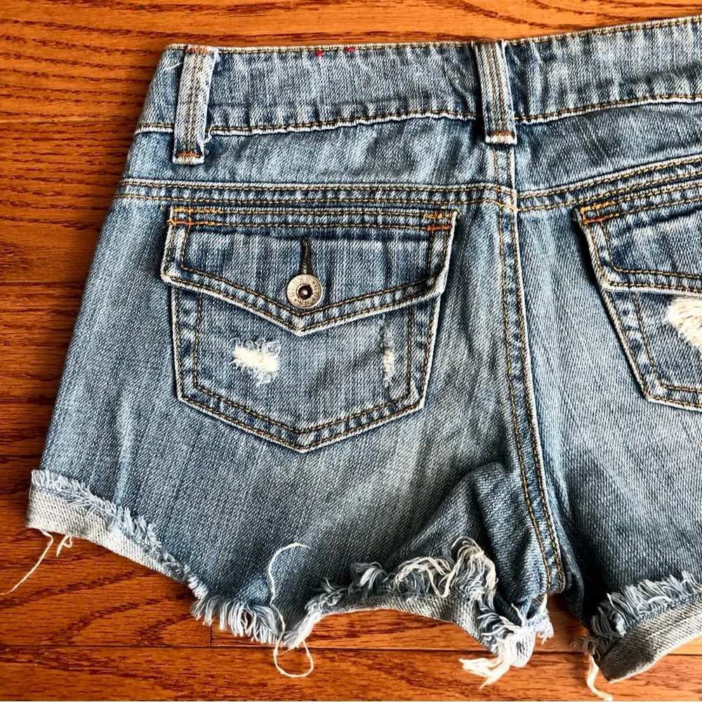 Jeans Distressed Cuff Low Rise Light Blue Denim Shorts Women’s Size 24 - Image 4