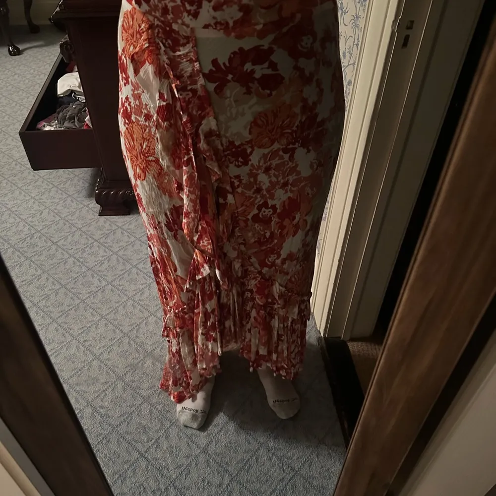 Raga Anthropologie maxi hi lo floral reds ruffle hem large l boho - Image 7