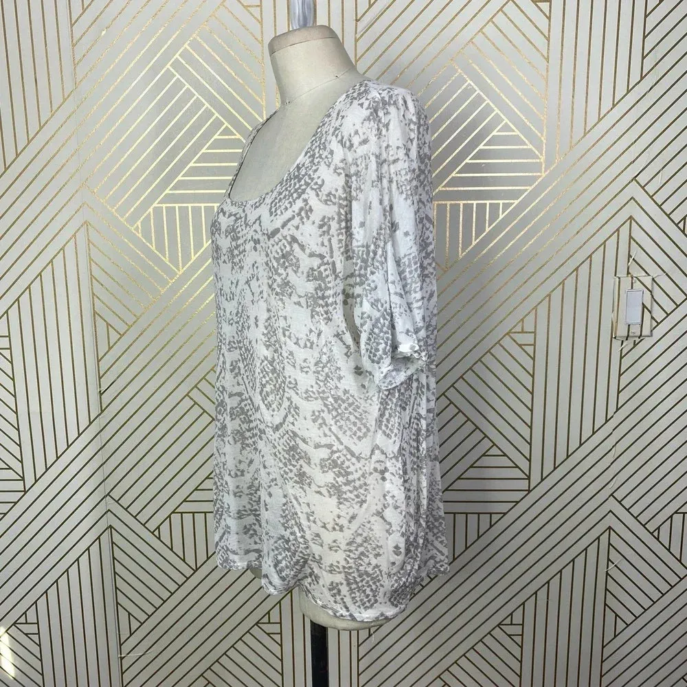 Torn by Ronny Kobo Snakeskin T-Shirt in White and Gray Size US Medium - Image 6