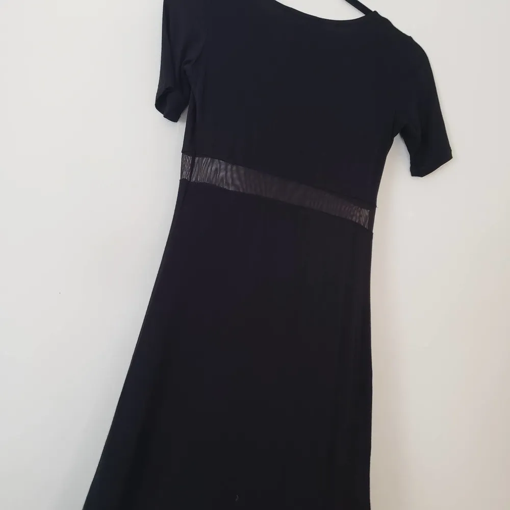 Lulu's NWOT Short Sleeve Rayon Maxi Dress Black Mesh Midriff Cut Out Size Small - Image 4
