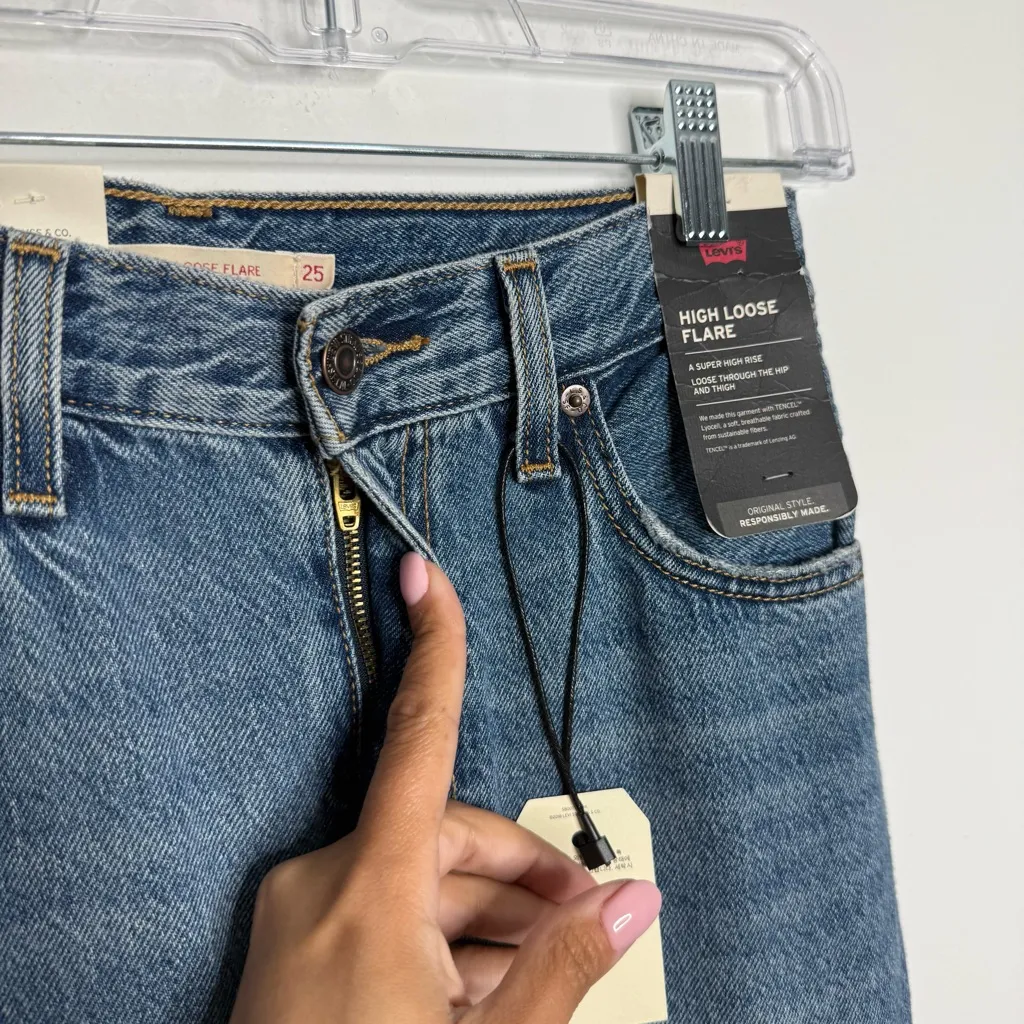 NWT Levi’s Women’s High Rise Loose Flare Leg Relaxed Ripped Knee‎ Size 25 x 32 - Image 5