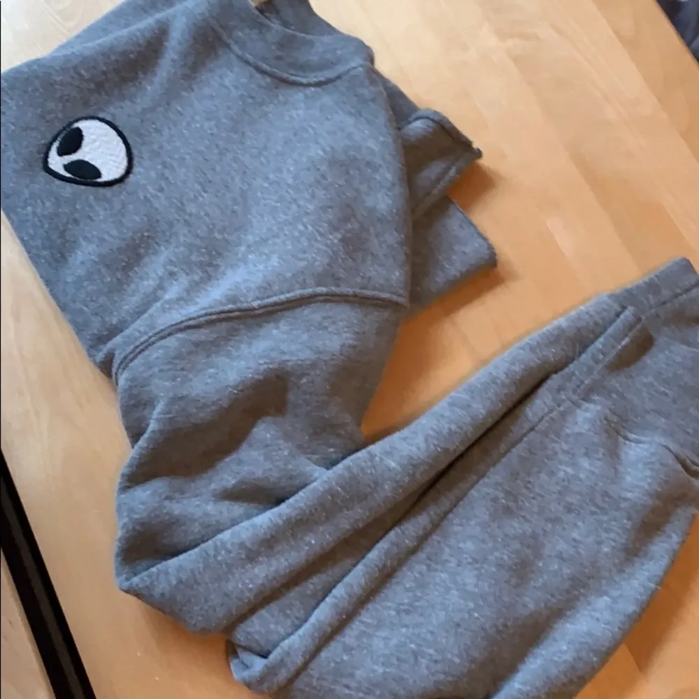 💥Brandy Melville cropped gray long sleeve w alien - Image 5