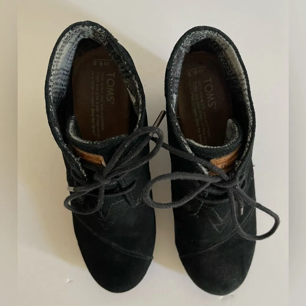 Tom’s Black Suede Wedge Lace-up Ankle Bootie. - Image 5