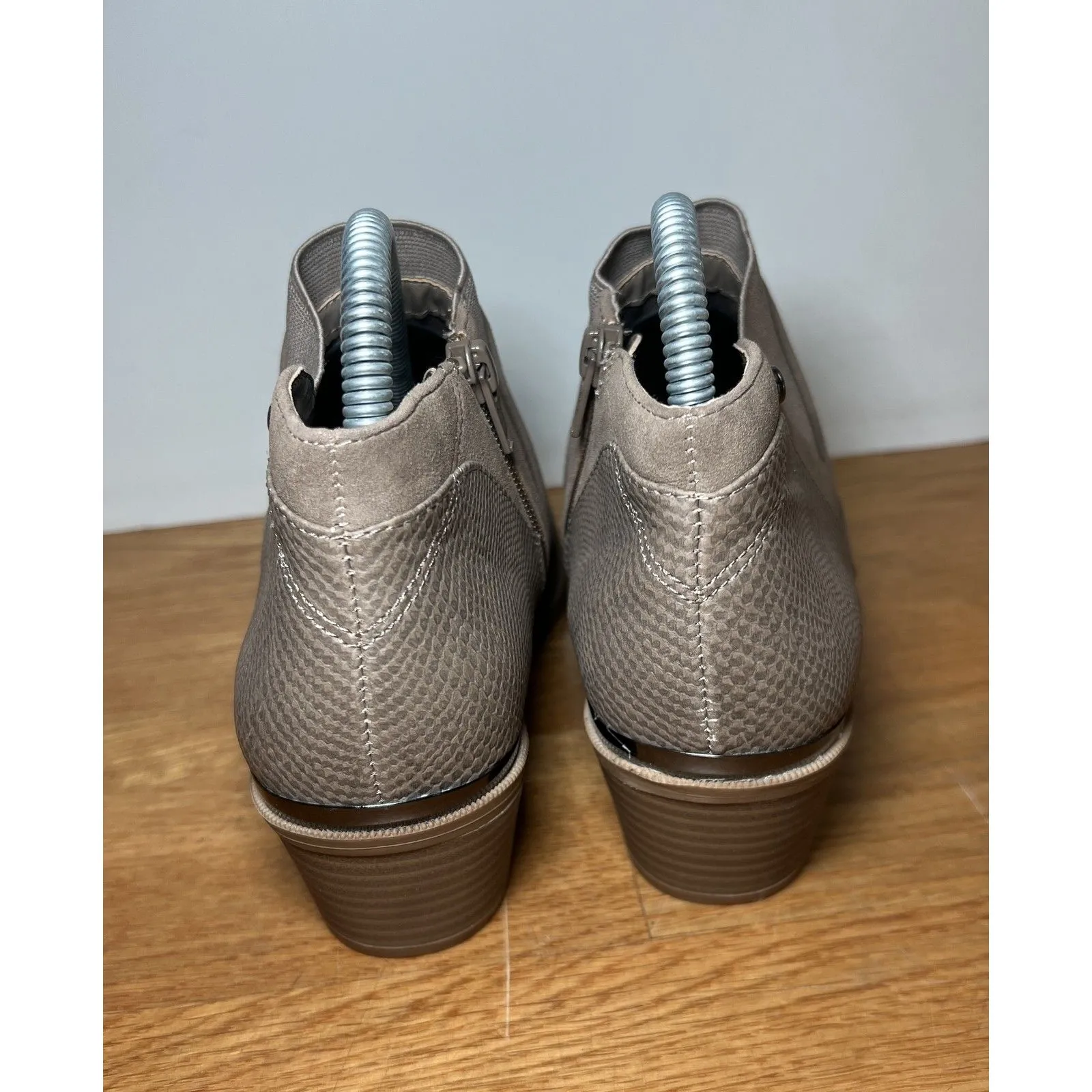 Simply Vera Vera Wang Boots Womens Size 8 Skylarksand Taupe Ankle Block Heel Zip - Image 4