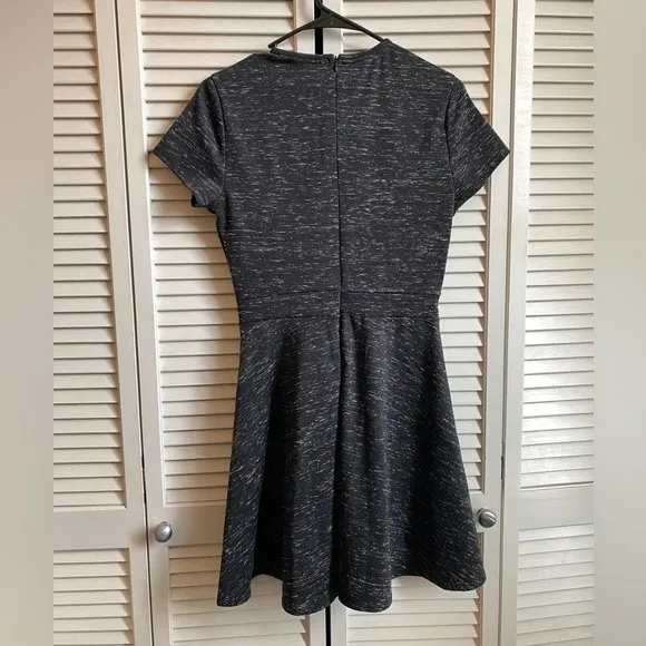 Francesca’s Short Sleeve Mini Dress Gray with Lace Overlay Cut Out Sz Small - Image 2