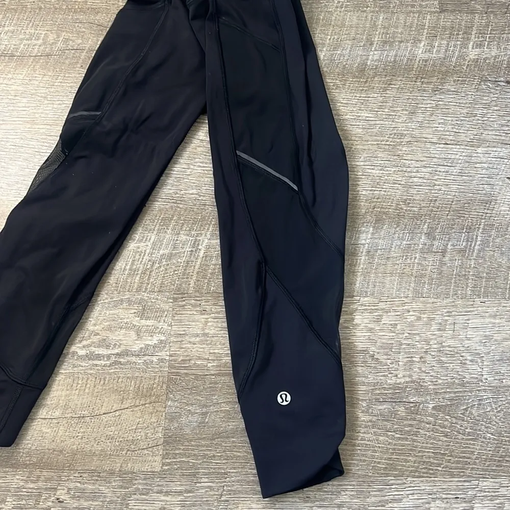 Lululemon Athletica Black Capri Leggings Size 2 - Image 3