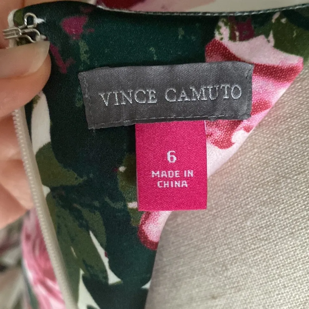 Luxurious Gorgeous soft structured fit and flare roses dress Vince Camuto size 6 - Image 8