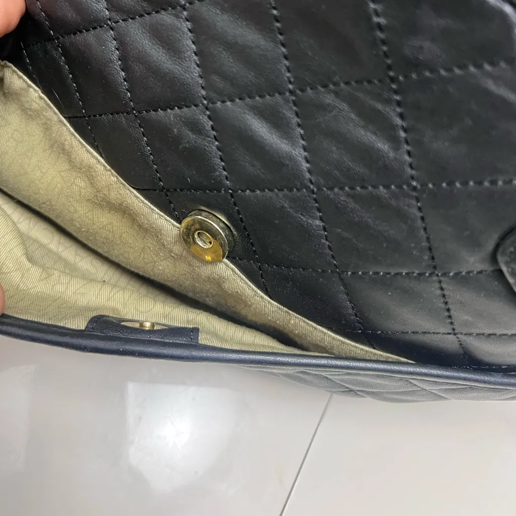 Isaac Mizrahi Black Quilted Shoulder Bag - Image 12