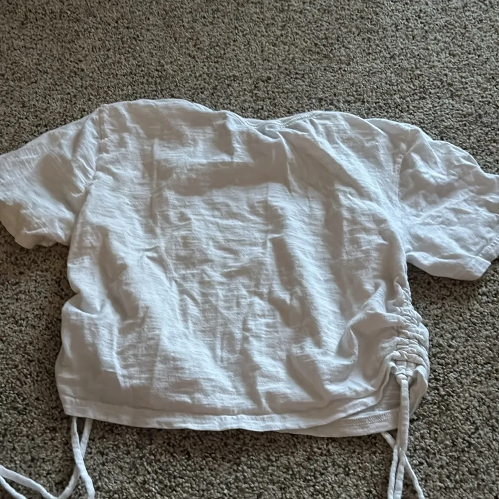White Trendy Crop Top Size XS - Image 2