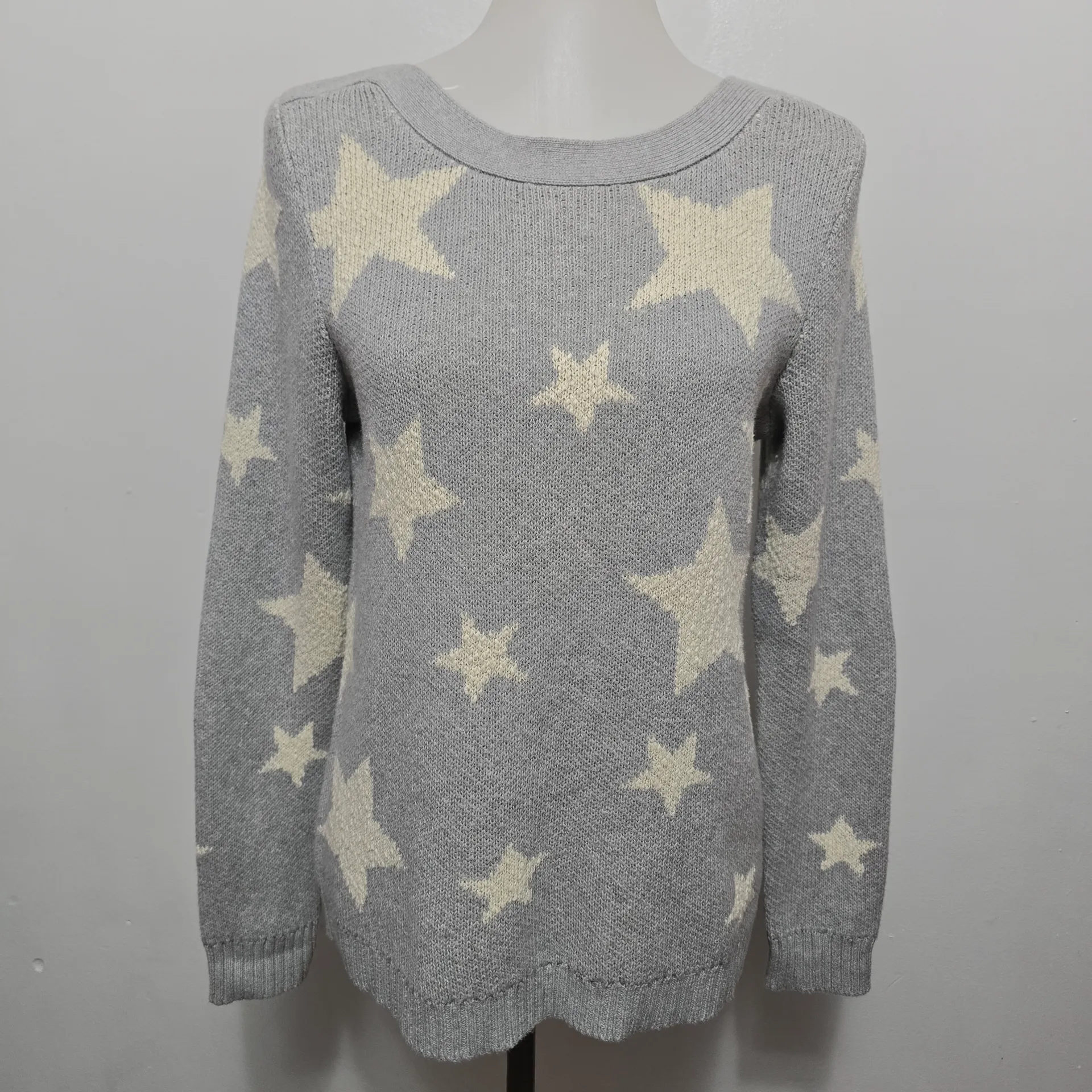 Marled by Reunited Star Pattern Sweater Size Medium Minimalist Neutral Gray - Image 2