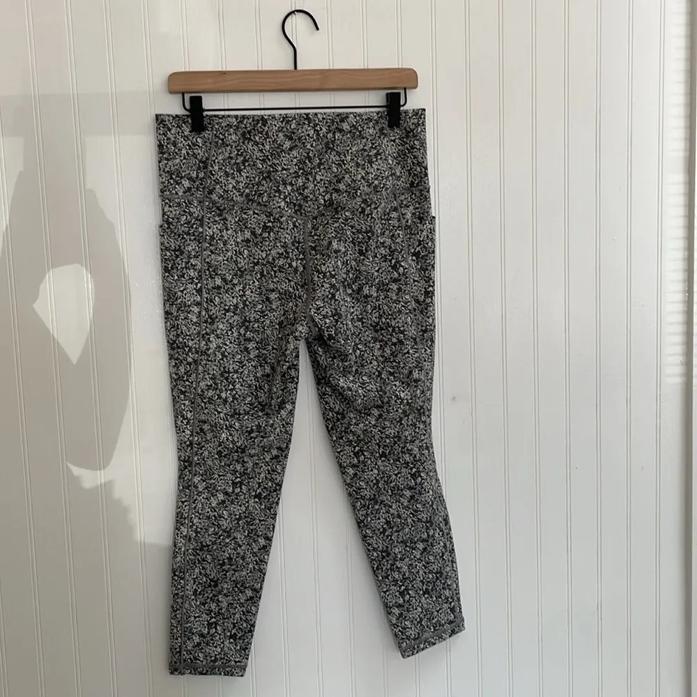 ATHLETA Salutation Stash Pocket II 7/8 Textured Tight in Moonflower Black Size L - Image 6