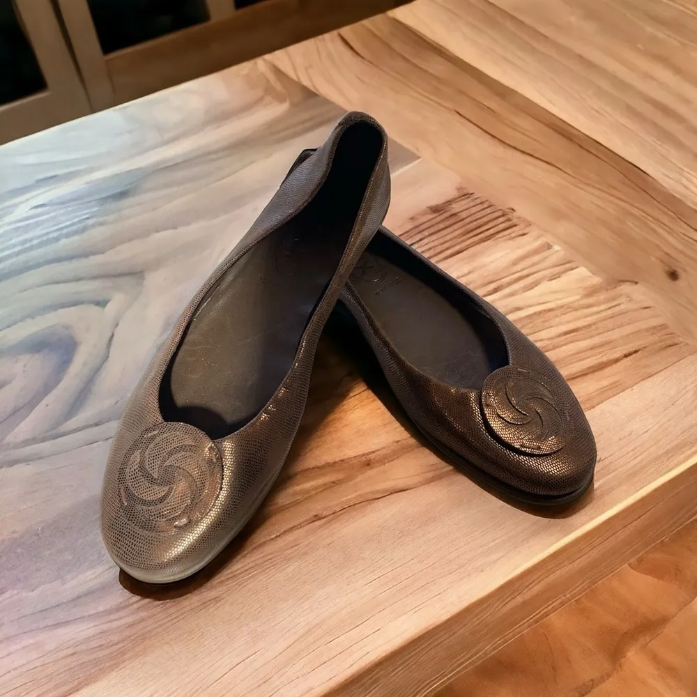 The Flexx Bon Plush Rose Toe Flat Bronze
Leather US 8 EU 39 Gold - Image 2