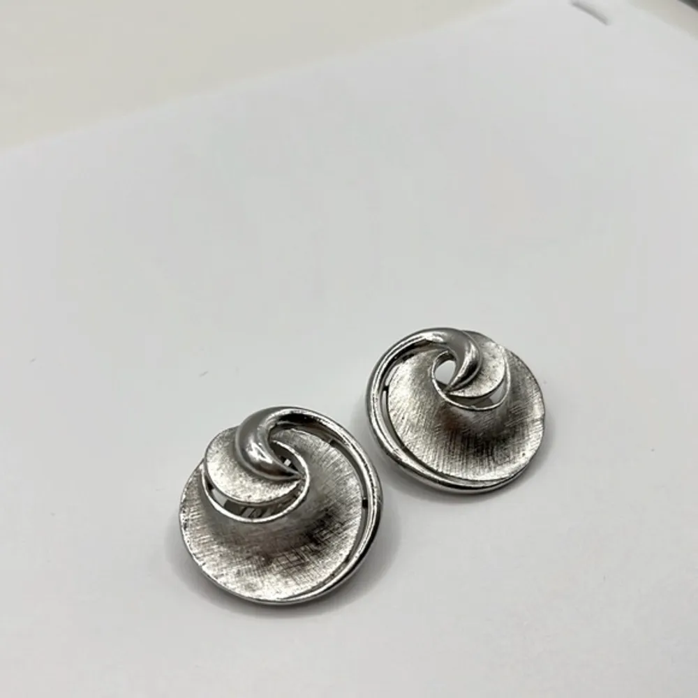 Crown Trifari Estate Silver Matte Silver Plated  Clip On Earrings signed - Image 7