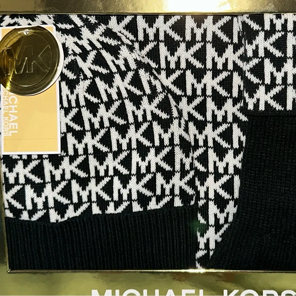 NWT NIB $148 Michael Kors Black and White Hat, Scarf, and Gloves Set - Image 5
