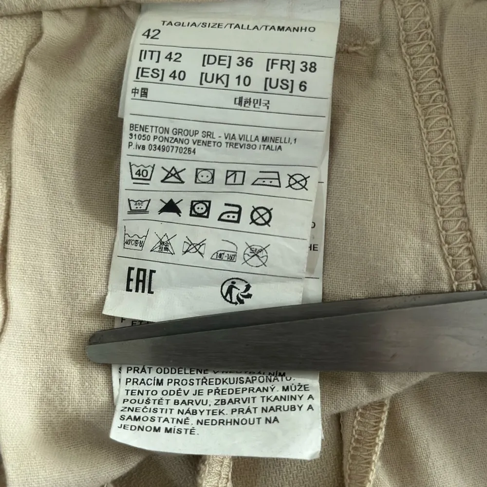 United Colors of Benetton women's tan flat front shorts sz 6 in EUC - Image 4