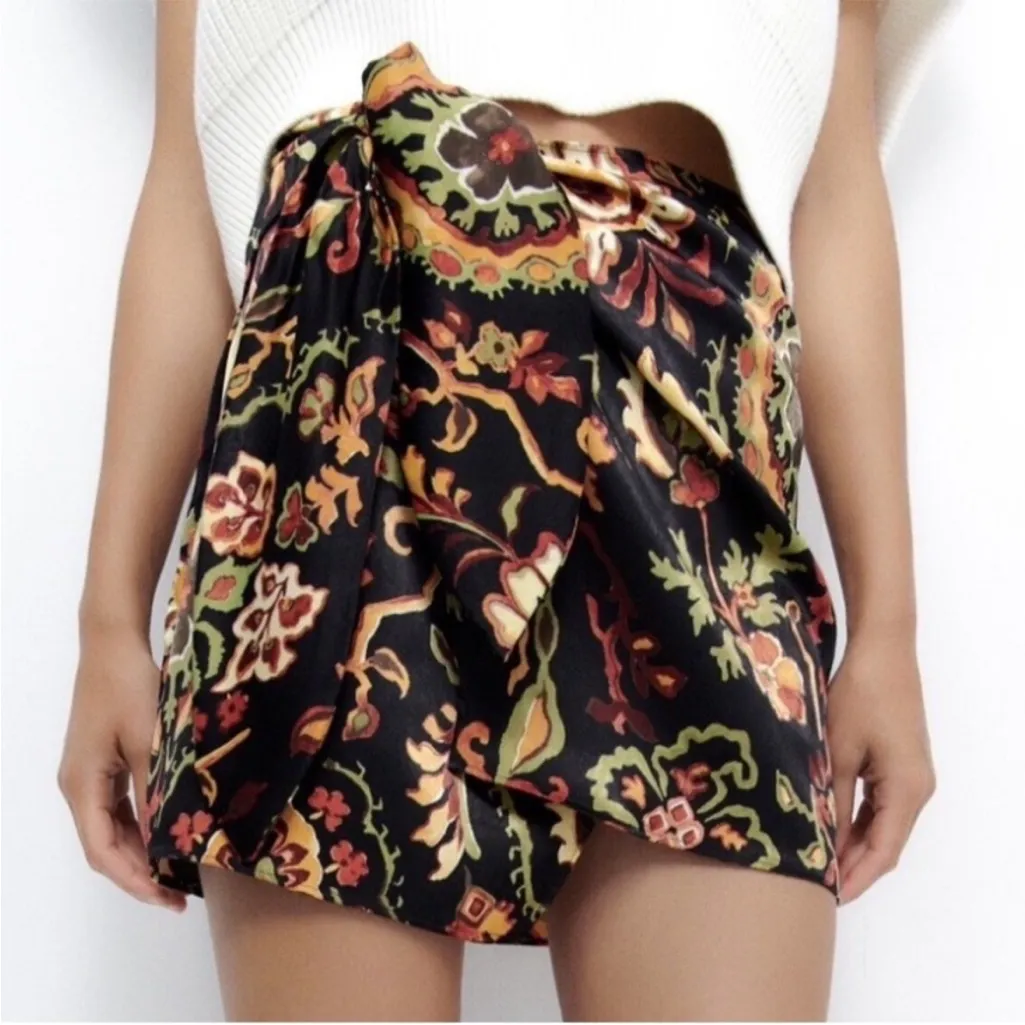 NWT Zara Black Floral Wrap Mini Skirt
Size Large - Image 2