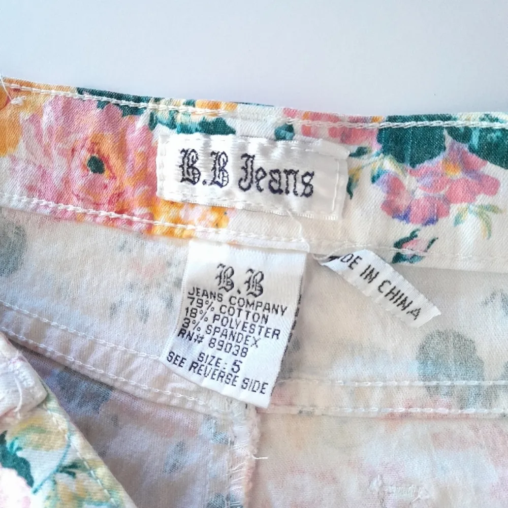 B.B Jeans Floral Jean Shorts Pink Size 30 - Image 2