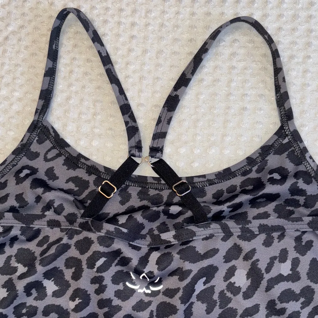 NEW! Beyond Yoga XS Black Gray Leopard Crop Top Sports Bra Convertible Straps - Image 3