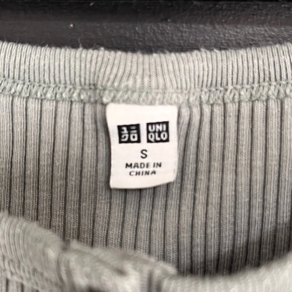 UNIQLO Sage Gray Ribbed Tank Top Buttons Women’s Sz S EUC - Image 3