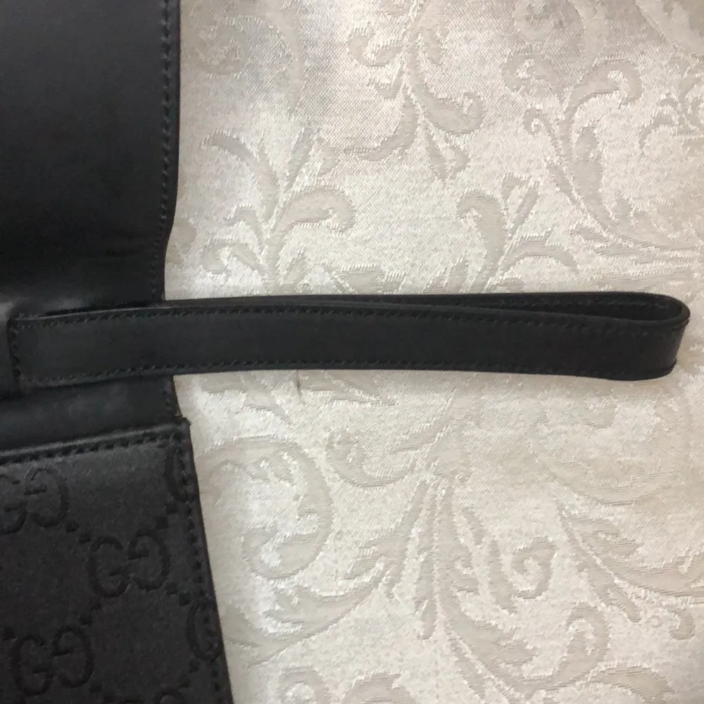 Gucci Handbag with retractable hand strap.  One owner.  Excellent condition. - Image 6