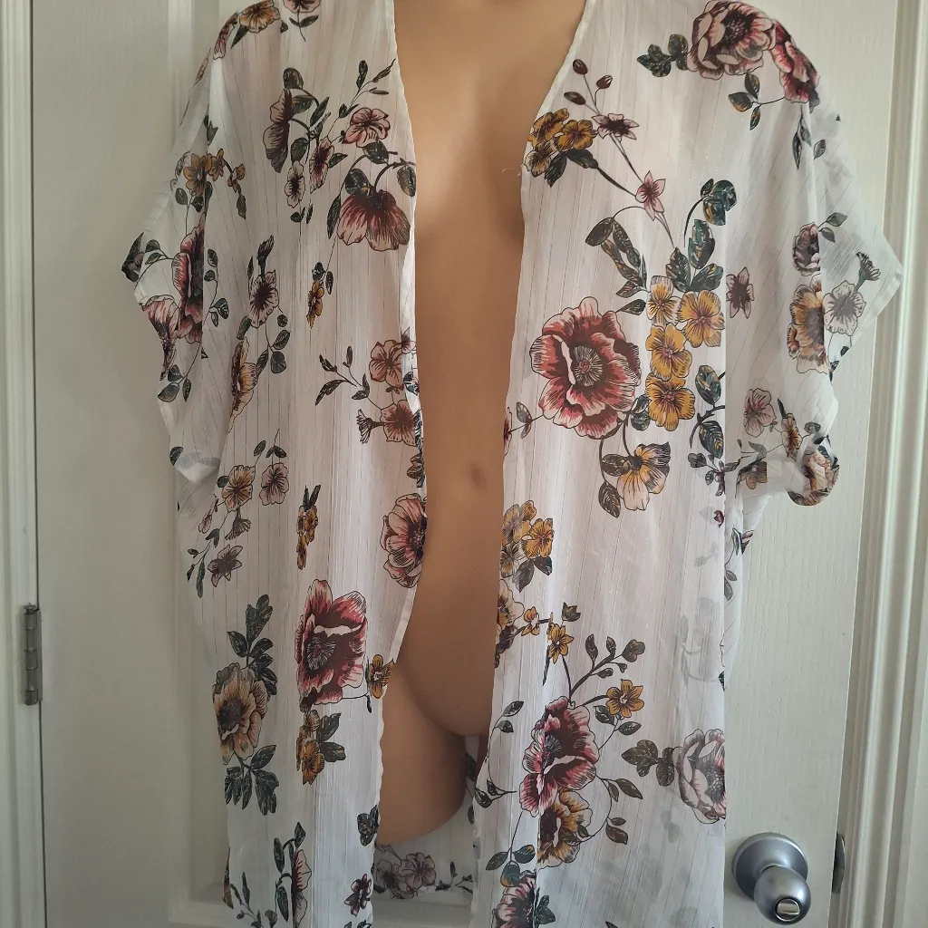 Maurices S/M Floral Kimono Cardigan White Size M - Image 2