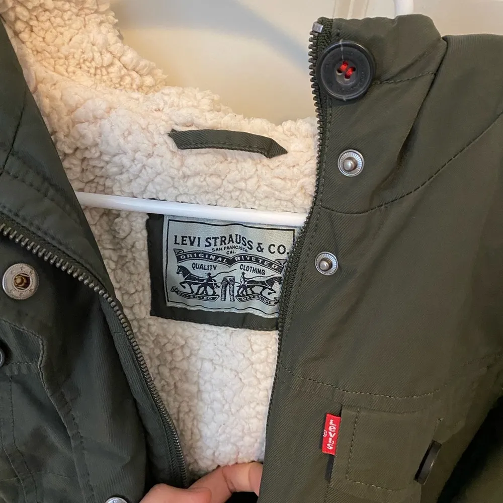 Levis Jacket Womens Medium Green Faux Fur Hooded Sherpa Lined Nylon Parker - Image 2