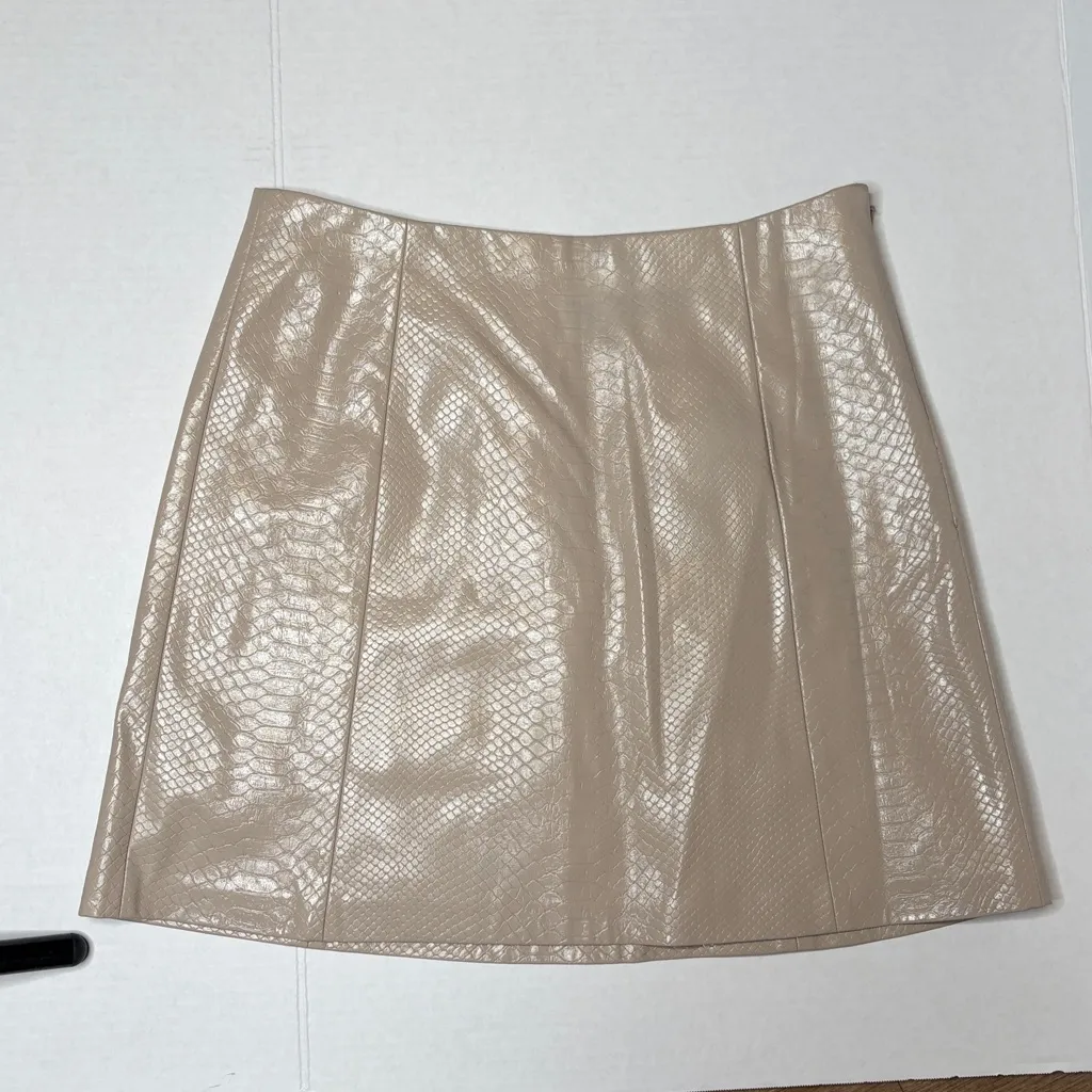 Aritzia Babaton hopper tan Snake Print Mini Skirt size 8 - Image 3