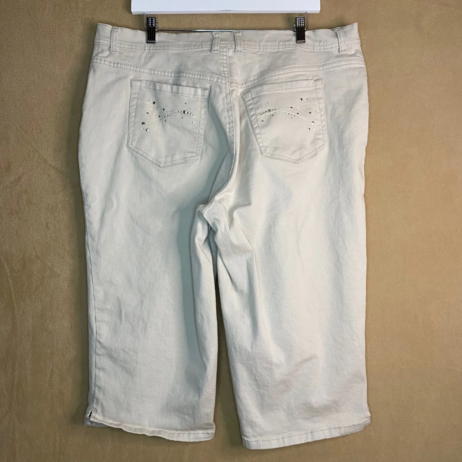 Gloria Vanderbilt Amanda Capri Jeans Women's 18W Beige Embellished Pockets EUC - Image 3