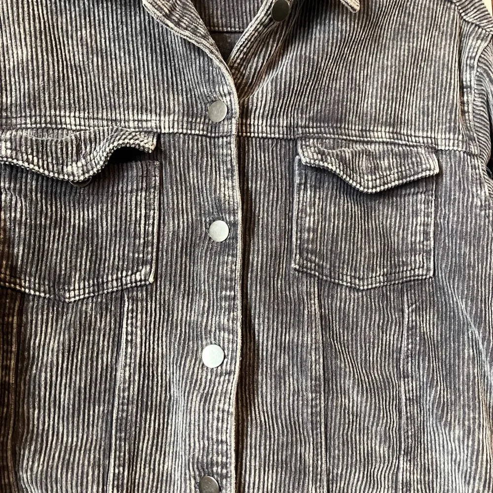 Cute Jacket! Can be worn buttoned or open! Size M - Image 3