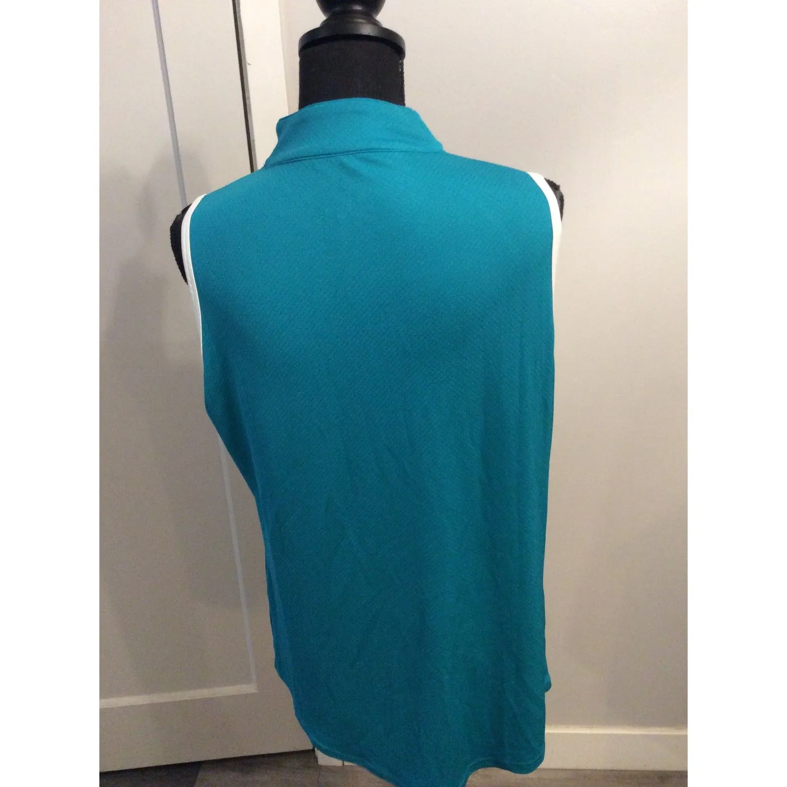 Bette & Court Golf Front Zip Large L Sleeveless - Image 2