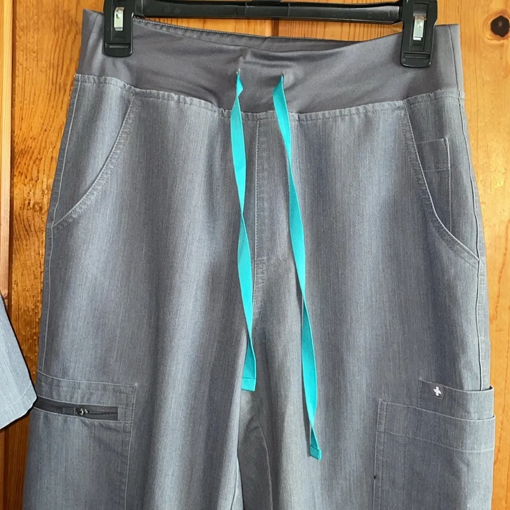 FIGS Catarina Scrub Tops for Women — Classic Fit, 1 Pocket FIGS YOLA pants XS/SM - Image 5