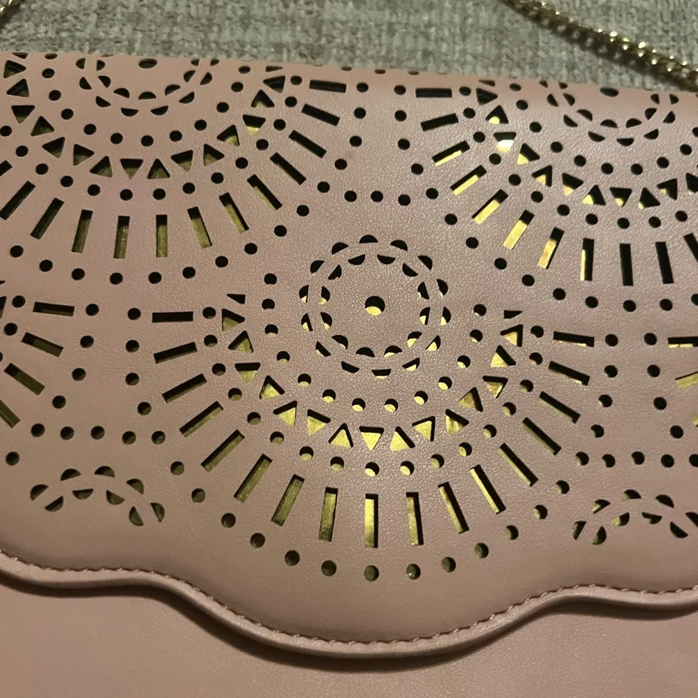 Moda Luxe Leather Bag In Blush Pink with a hint of Gold with a Gold Chain - Image 3