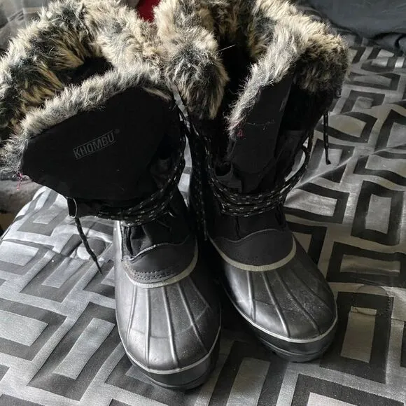 KHOMBU Black boot with faux fur to keep you feet warm for those cold days - Image 2
