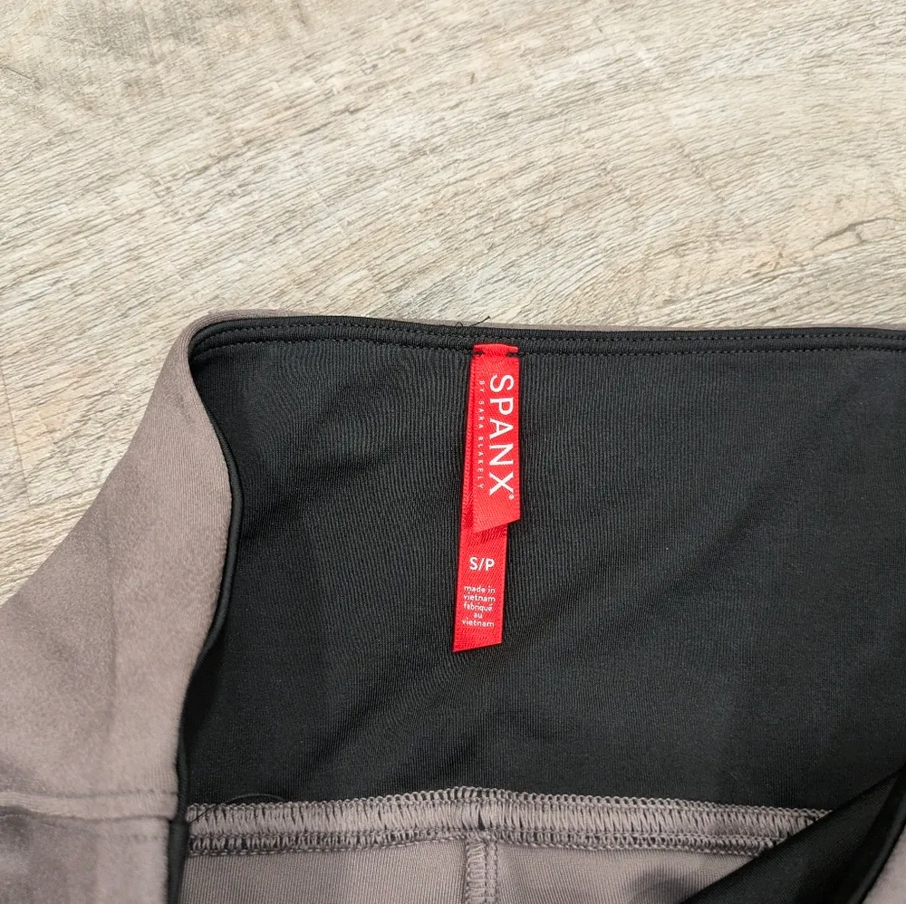 Spanx Gray Pleather Leggings Size Small - Image 4