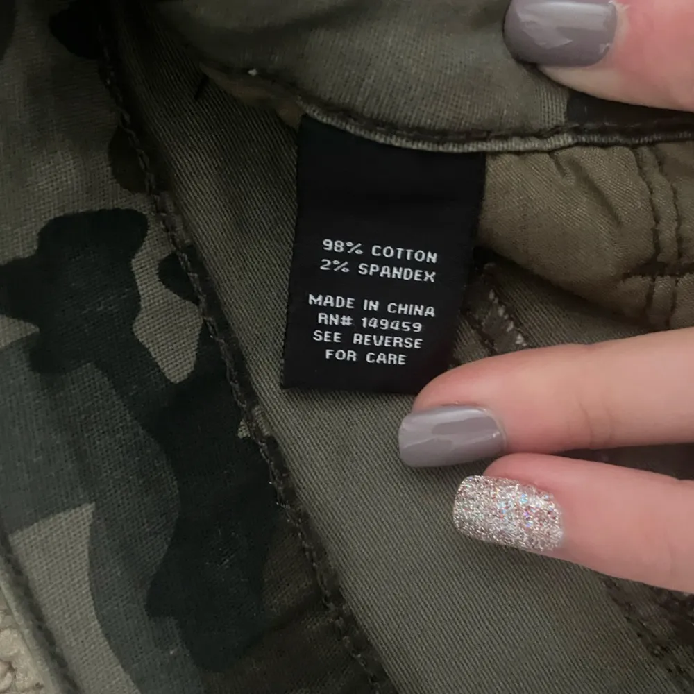 NWT Ashley Mason Camo Skinny Cargo Pants, Size 5/27 - Image 9