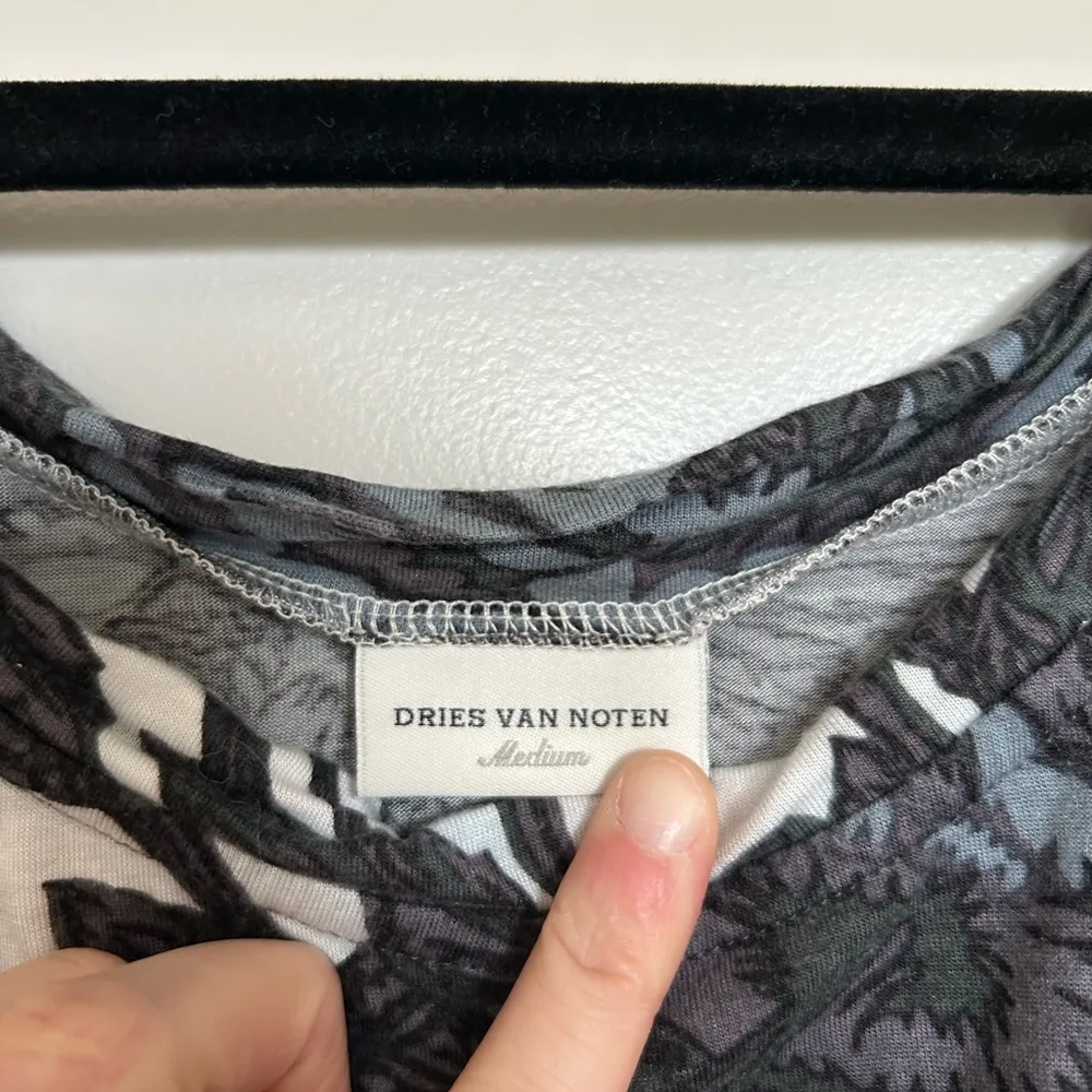 Dries Van Noten Black and White Asymmetrical Crop Blouse - Image 2