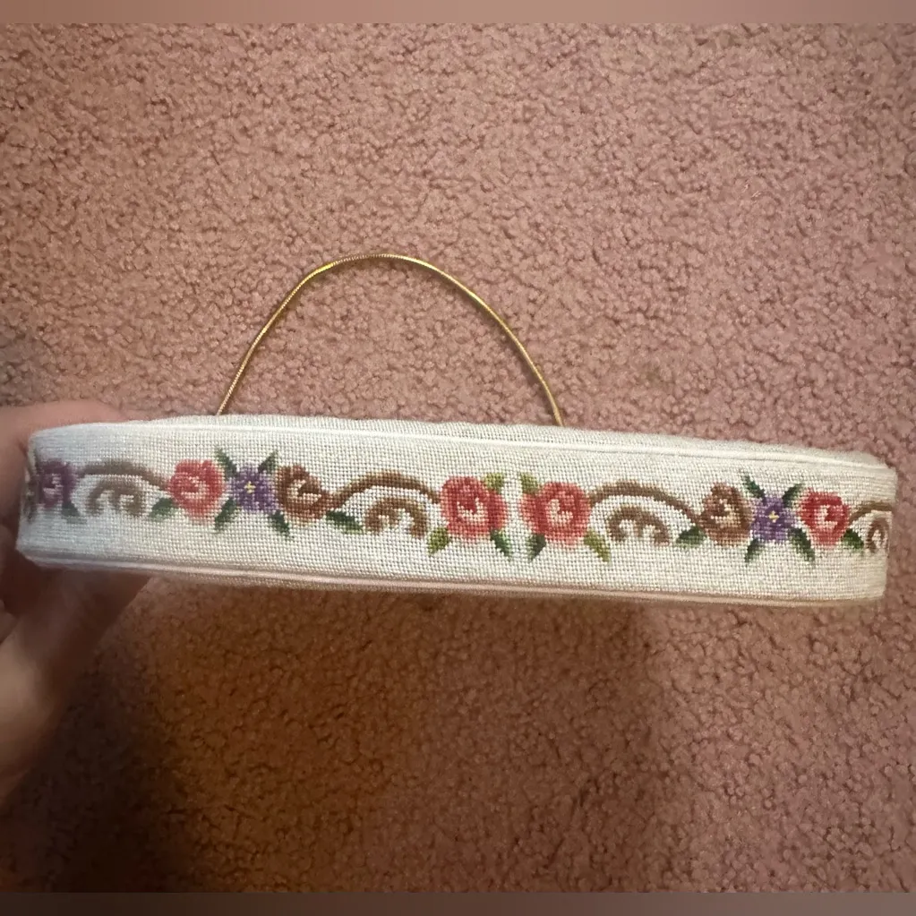 Vintage Petit Point Floral Needlepoint Purse Handmade Squeaky Clean Hong Kong Gold - Image 3
