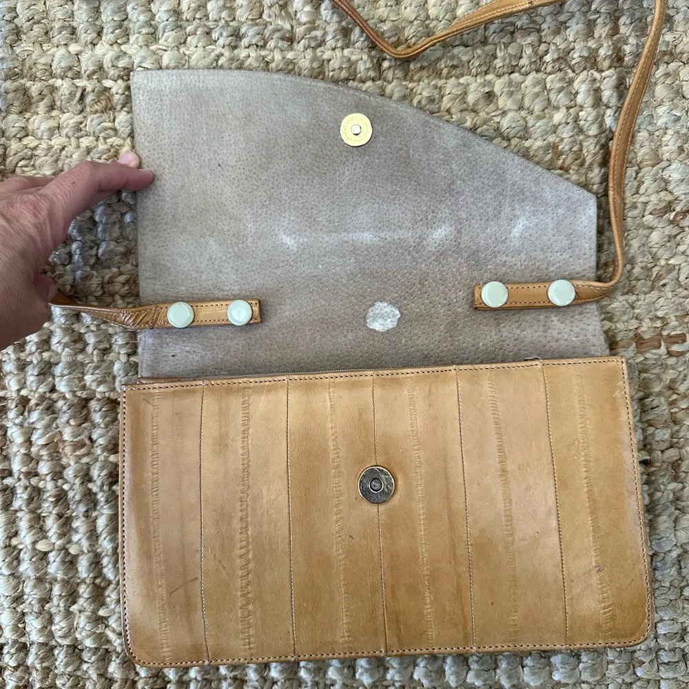 Vintage Eel Skin Convertible Clutch Purse in Beige Straps are removable Tan - Image 3