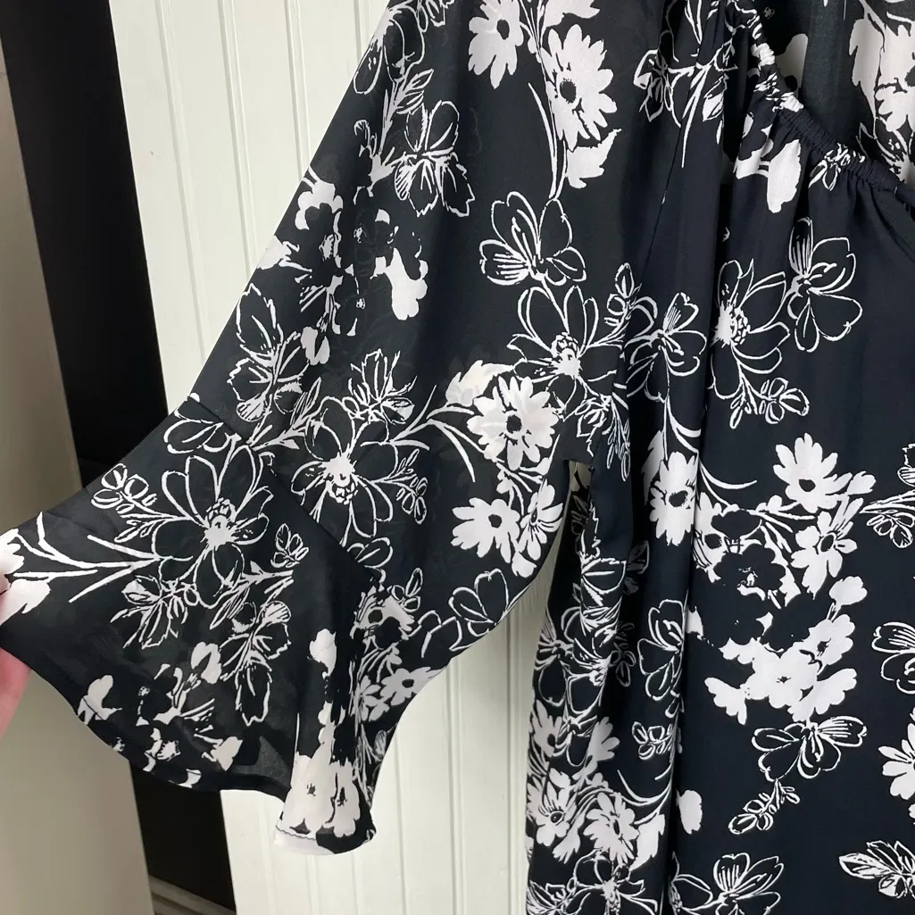 Torrid Floral Bell Sleeve Georgette Blouse Women's Size 0X Large Black and White - Image 7
