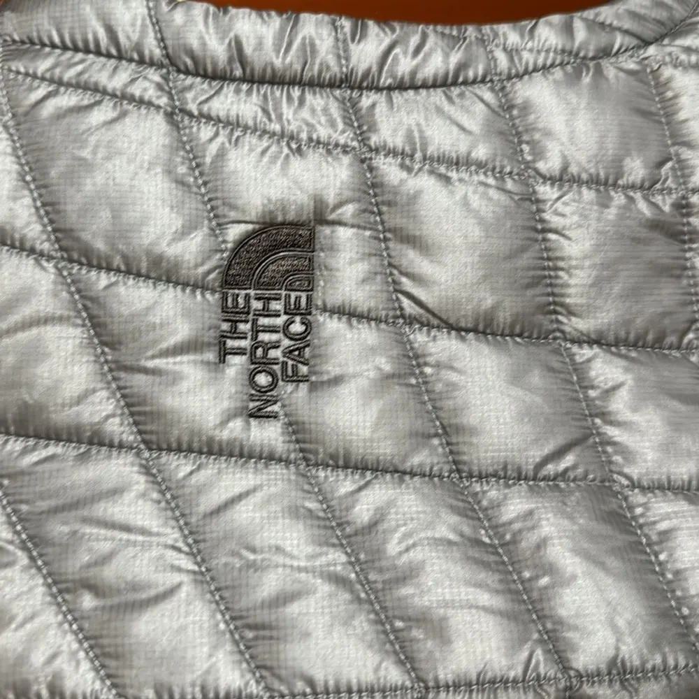 The North Face Ladies ThermoBall Trekker Gray Vest Size Small - Image 15