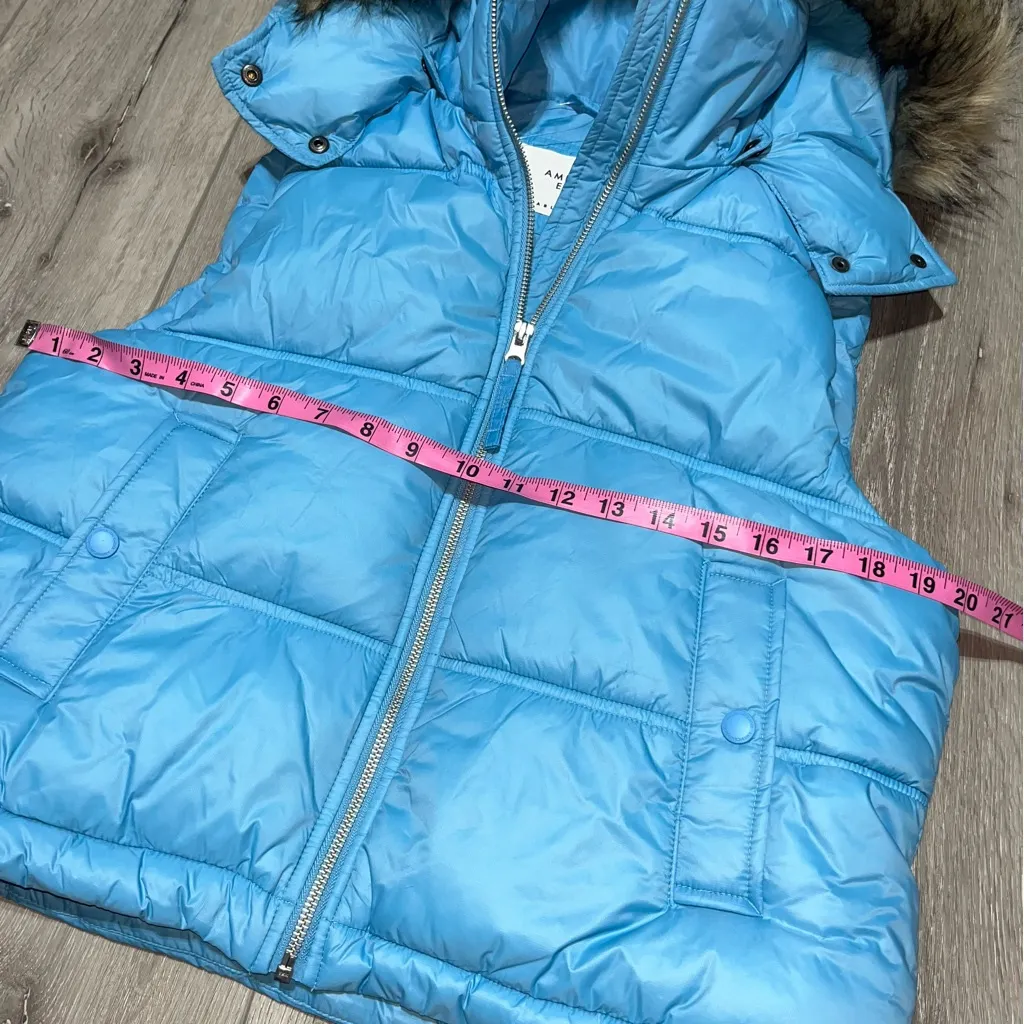 AE NWT Faux Fur Hooded Puffer Vest Blue M - Image 11