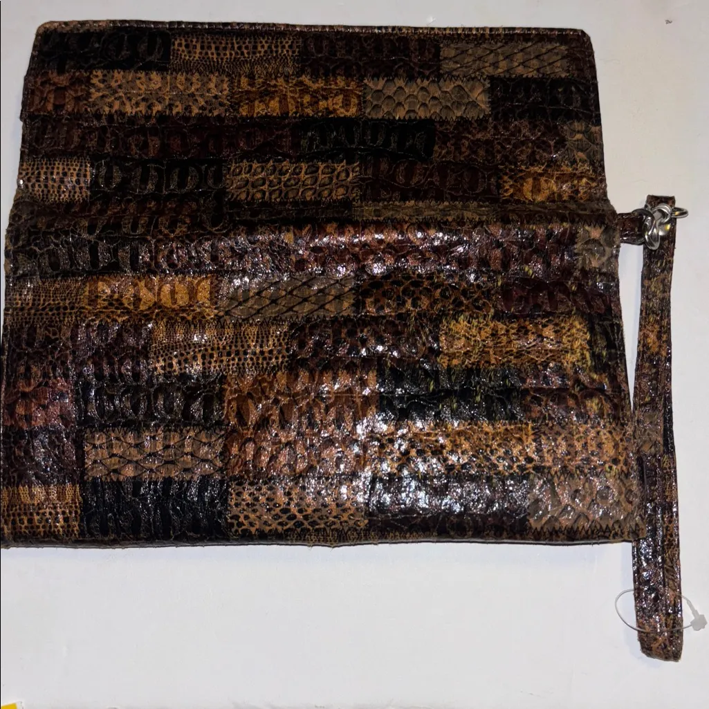 WALLET/ WRISTLET FAUX LEATHER AND FAUX ANIMAL PRINT BUT HAS GREAT COLORED DESIGN - Image 7