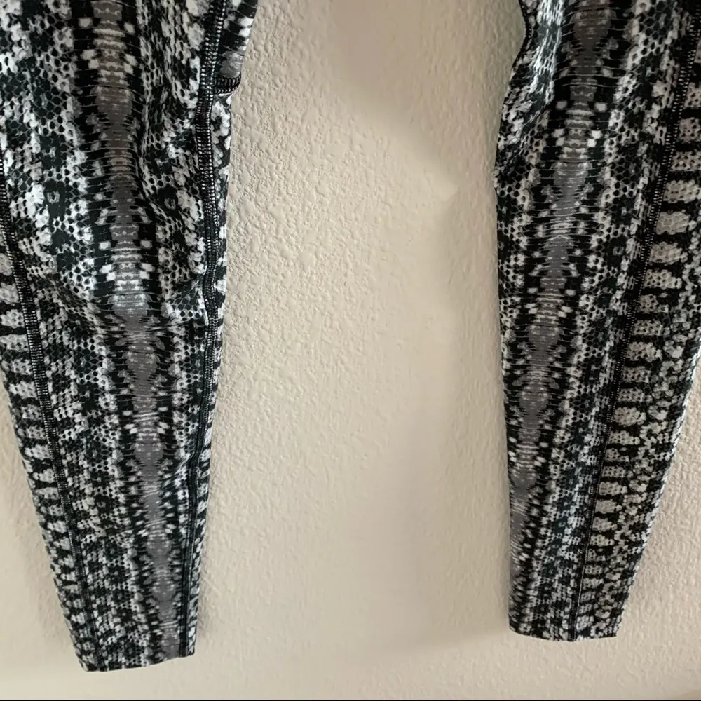 Under Armour Compression Heatgear Animal Legging Small - Image 6